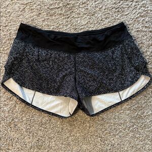 EUC Lululemon Speed Short (2.5") Soundwave White Black / Black - Size 8